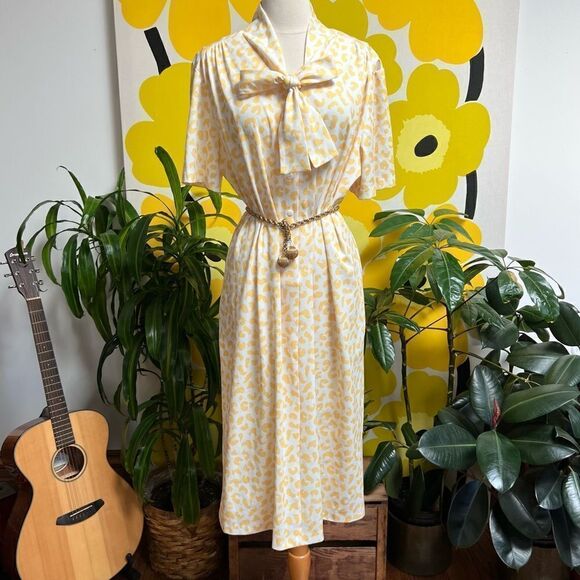 Vintage 1980s Yellow Leopard Print Popover Pussybow  1/4 Button Up Dress - Picture 2 of 8